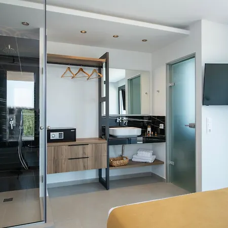 Omnia Luxury Villa, 100m2 Pool, Whirlpool & Gym, By Thinkvilla Villa