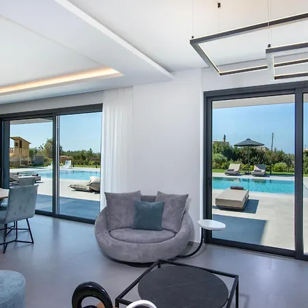 Omnia Luxury Villa, 100m2 Pool, Whirlpool & Gym, By Thinkvilla