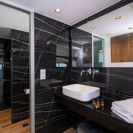 Omnia Luxury Villa, 100m2 Pool, Whirlpool & Gym, By Thinkvilla *