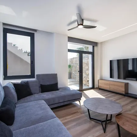 Villa Omnia Luxury Villa, 100m2 Pool, Whirlpool & Gym, By Thinkvilla *
