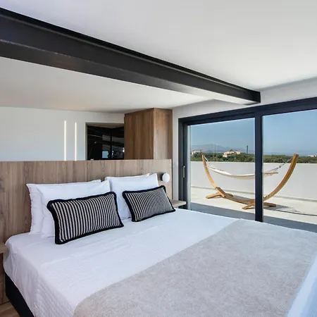 Omnia Luxury Villa, 100m2 Pool, Whirlpool & Gym, By Thinkvilla Villa