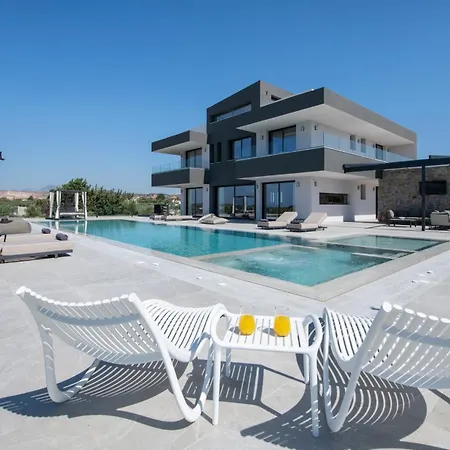Omnia Luxury Villa, 100m2 Pool, Whirlpool & Gym, By Thinkvilla Villa *