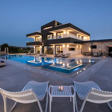 Villa Omnia Luxury Villa, 100m2 Pool, Whirlpool & Gym, By Thinkvilla *