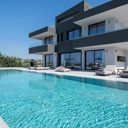 Omnia Luxury Villa, 100m2 Pool, Whirlpool & Gym, By Thinkvilla * Prínos