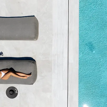 Omnia Luxury Villa, 100m2 Pool, Whirlpool & Gym, By Thinkvilla *